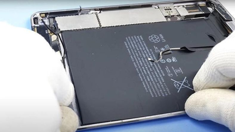 Thay pin iPad Mini 4 chính hãng, giá rẻ tại TP. HCM