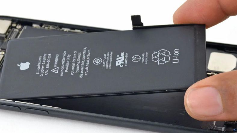 Thay pin điện thoại nào tốt nhất cho iOS và Android?