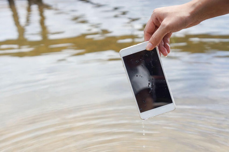 Phải làm gì khi điện thoại rơi xuống nước?