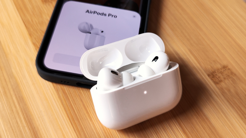 Tại sao hộp đựng AirPods của tôi nhấp nháy màu cam và cách khắc phục