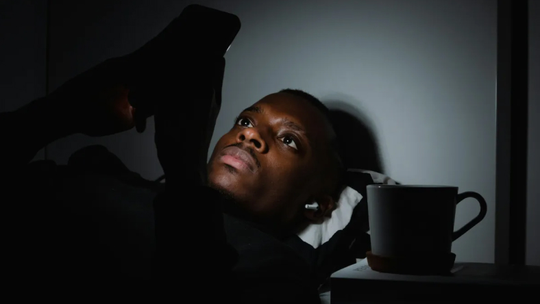 Sử dụng màn hình trên giường làm tăng nguy cơ mất ngủ nghiêm trọng hơn bạn biết