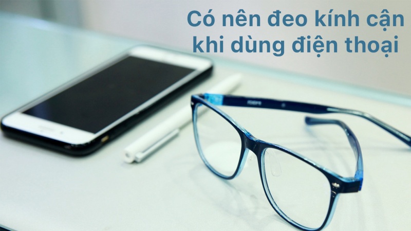 Cảnh báo: Có nên đeo kính cận khi dùng điện thoại?
