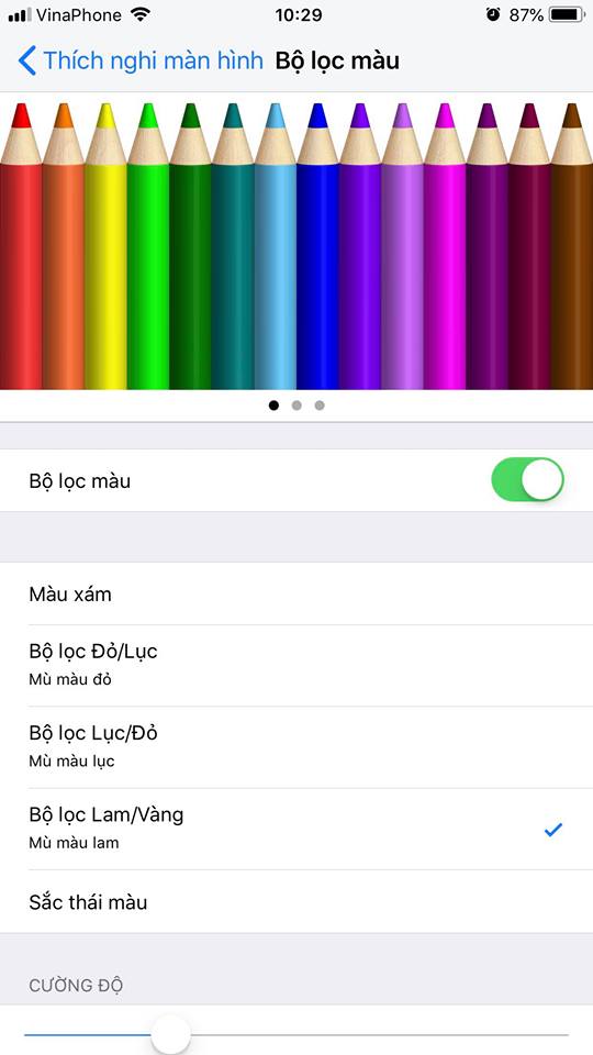 Chọn mục [Bộ lọc màu /Color Filters] để tắt chế độ lọc hoặc tự điều chỉnh màu cho điện thoại