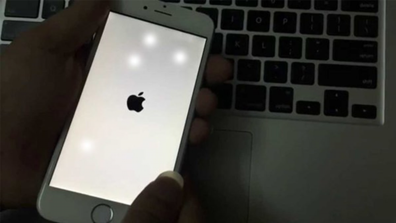 iPhone xuất hiện đốm trắng là dấu hiệu quan trọng cần thay thế màn hình