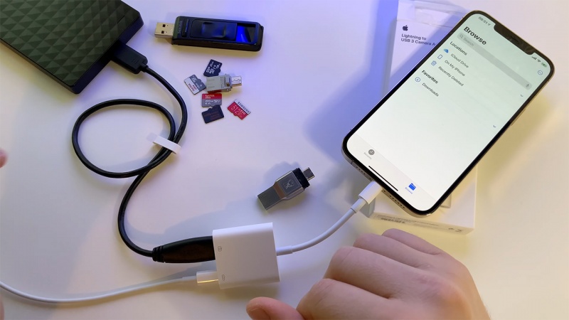 Dùng cáp USB để kết nối iPhone 12 với các thiết bị máy tính