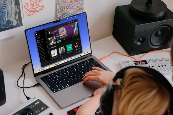 Spotify-Desktop-MacBook-Listening-Headphones