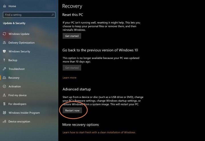 Tùy chọn Khởi động lại ngay trong menu Khôi phục của Windows 10.