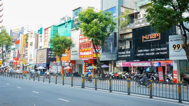 Cửa hàng Hcare cực nổi bật trên đường phố, giúp dễ dàng tìm kiếm