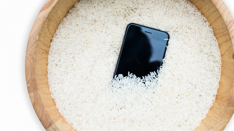 Vùi điện thoại và pin (nếu tháo rời được) vào gạo hoặc chất hút ẩm để làm khô bên trong thiết bị