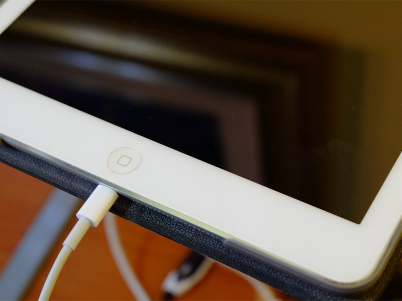 Njihuni me disa shenja që tregojnë se iPad nuk po karikohet në bateri