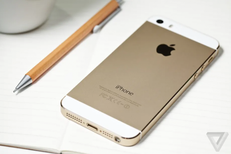 Hình ảnh một chiếc iPhone 5s vàng đang nằm trên bàn.