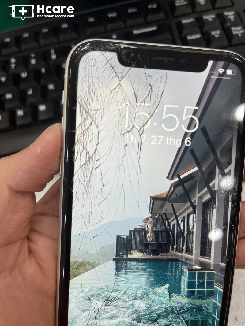 Màn hình iPhone XR bị nứt bể mặt kính