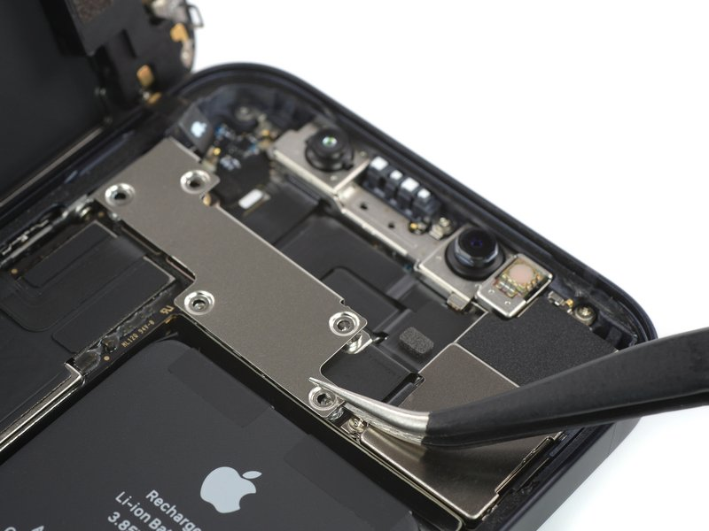 Bước 7.2 Lấy nẹp bảo vệ cụm cảm biến và loa trong iPhone 12 mini