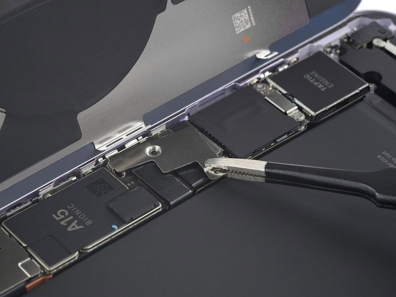 Bước 4 Lấy nẹp bảo vệ đầu cáp pin iPhone 14 Plus