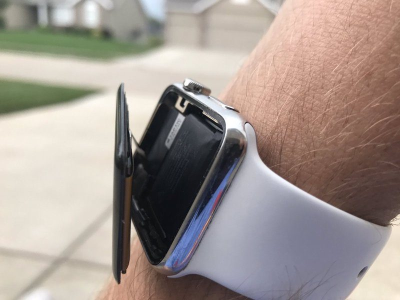 Pin Apple Watch bị chai, gây chèn ép màn hình và cần thay mới