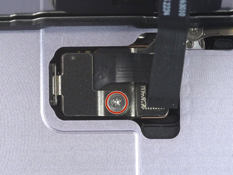 <span id='buoc-7-mo-oc-nep-bao-ve-dau-cap-cam-bien-tren-man-hinh'></span>Bước 7. Mở ốc nẹp bảo vệ đầu cáp cảm biến trên màn hình iPhone 14 Plus