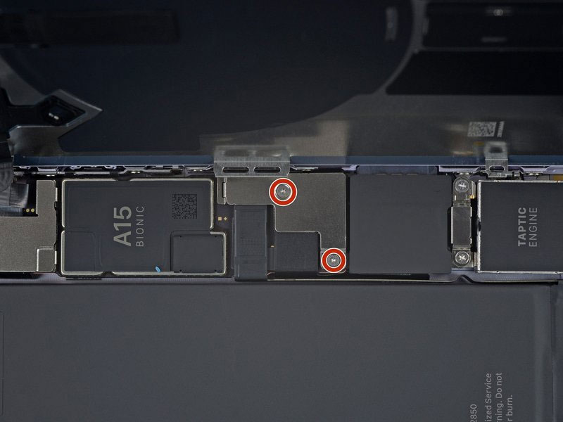 Bước 4. Mở ốc cố định nẹp bảo vệ đầu cáp pin iPhone 14 Plus