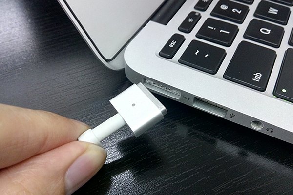 cách khắc phục chân sạc Macbook bị nóng