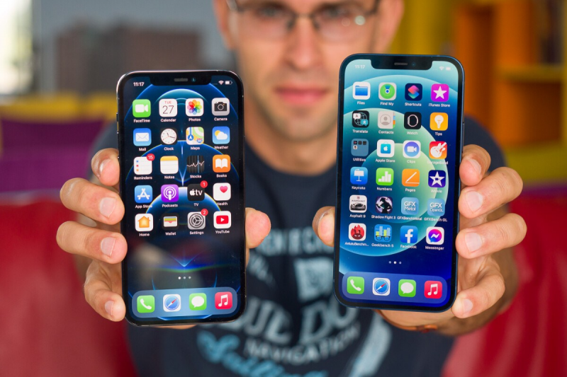 Bạn có thể dùng 2 điện thoại iPhone để so sánh và kiểm tra nhanh chất lượng màn hình sau khi thay