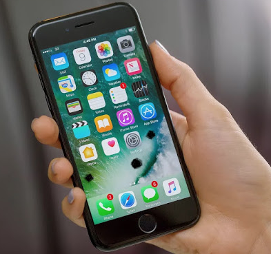 iPhone 7 Plus bị tác động lực đè lên màn hình trong thời gian dài có thể xuất hiện đốm đen như hình
