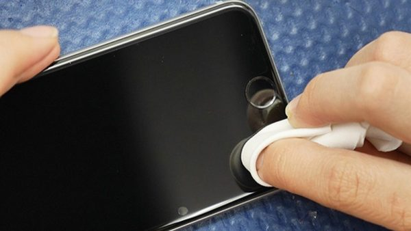 <span id='ve-sinh-man-hinh-iphone-6'></span>Vệ sinh màn hình iPhone 6 giúp khắc phục một số lỗi cảm ứng trên màn hình