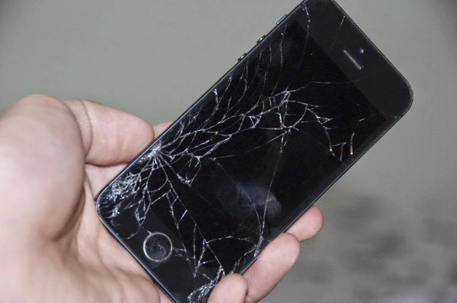 Màn hình iPhone 6 bị vỡ, xước cần được thay/ép kính để có thể thao tác bình thường
