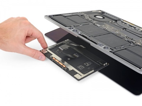 Thay trackpad MacBook Pro 15 inch 2019 A1990